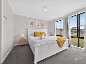 Tabla de planchar con plancha, wifi y ropa de cama