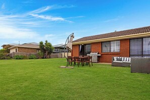 Outdoor dining - Pet-Friendly Home, Walk to Beach - Kianga Comfort (Kianga)