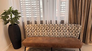 Smart TV - Salt & Smoky · Deluxe Boutique Room in Lüneburg’s Old Town (Lüneburg)