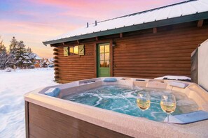 Outdoor spa tub - Upscale Designer Log Cabin, Cozy, Hot Tub, Firepit (Driggs)