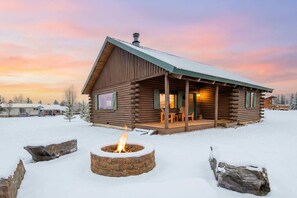 Terrace/patio - Upscale Designer Log Cabin, Cozy, Hot Tub, Firepit (Driggs)