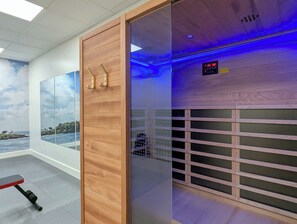 Spa - The Optimist Guesthouse 5 -Downtown loft with gym, sauna, deck overlooking river (Camden)