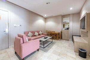 Suite básica, 1 habitación, vistas a la ciudad | Zona de estar | Televisión LCD de 43 pulgadas con canales por satélite