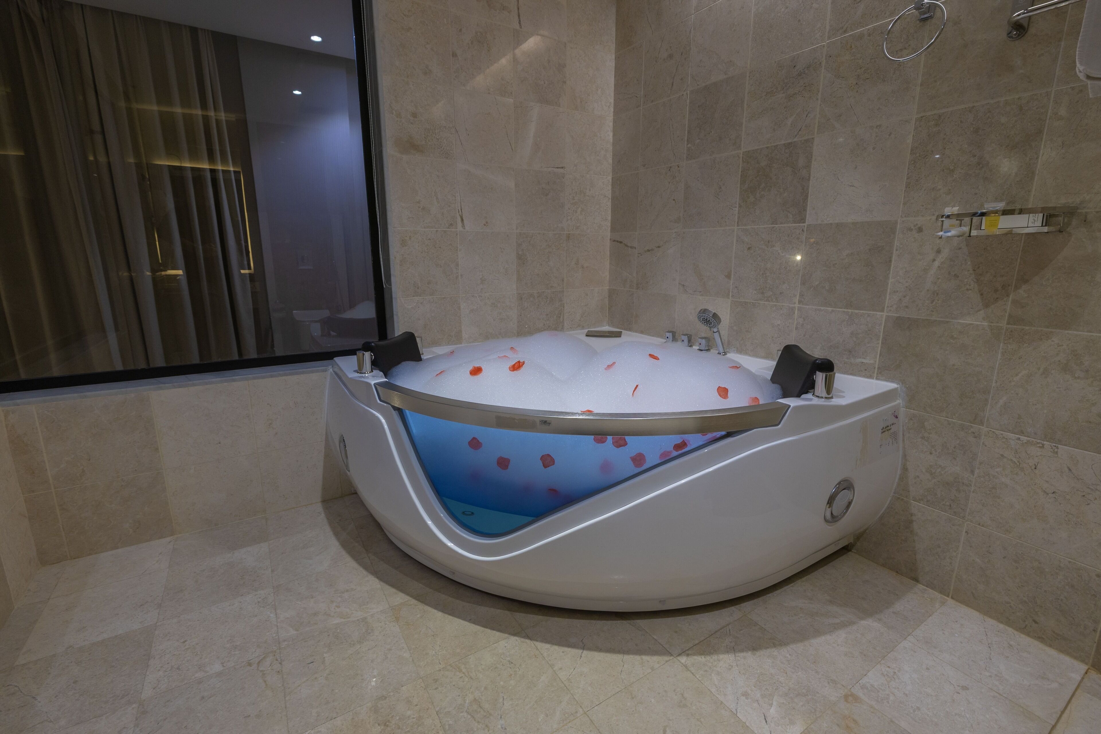 Honeymoon Studio, 1 Bedroom, Hot Tub, City View | Bilik Mandi | Gabungan pancuran/tab mandi, pengering rambut, selipar, bidet 