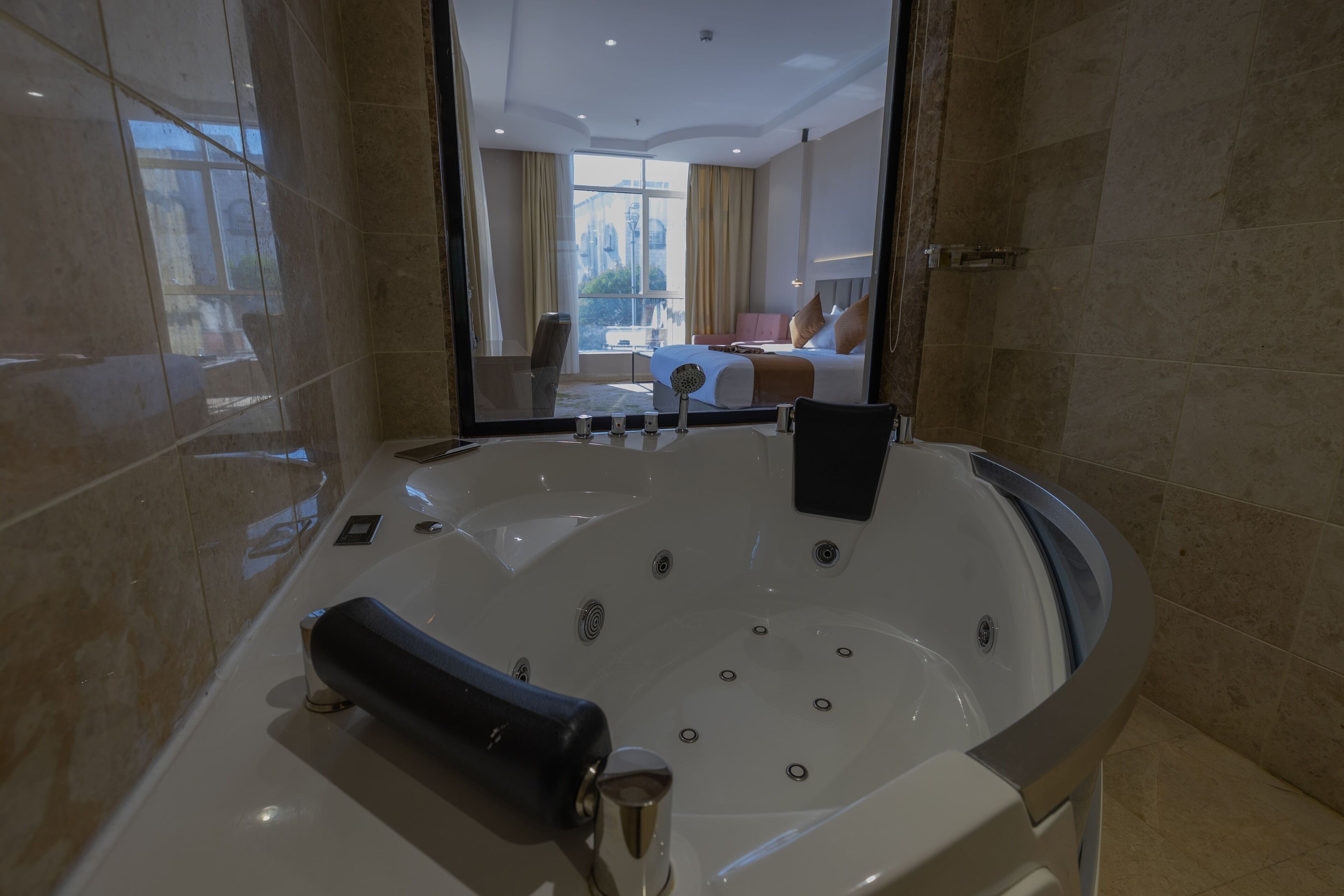 Studio – honeymoon, 1 soverom, spabadekar, byutsikt | Bad | Kombinert dusj/badekar, hårføner, tøfler og bidé