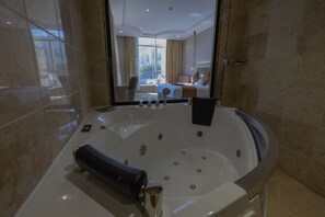 Estudio de luna de miel, 1 habitación, bañera de hidromasaje, vistas a la ciudad | Baño | Ducha y bañera combinadas, secador de pelo, zapatillas y bidé