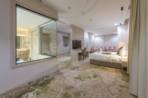 Estudio de luna de miel, 1 habitación, bañera de hidromasaje, vistas a la ciudad | Ropa de cama de alta calidad y colchones con acolchado adicional