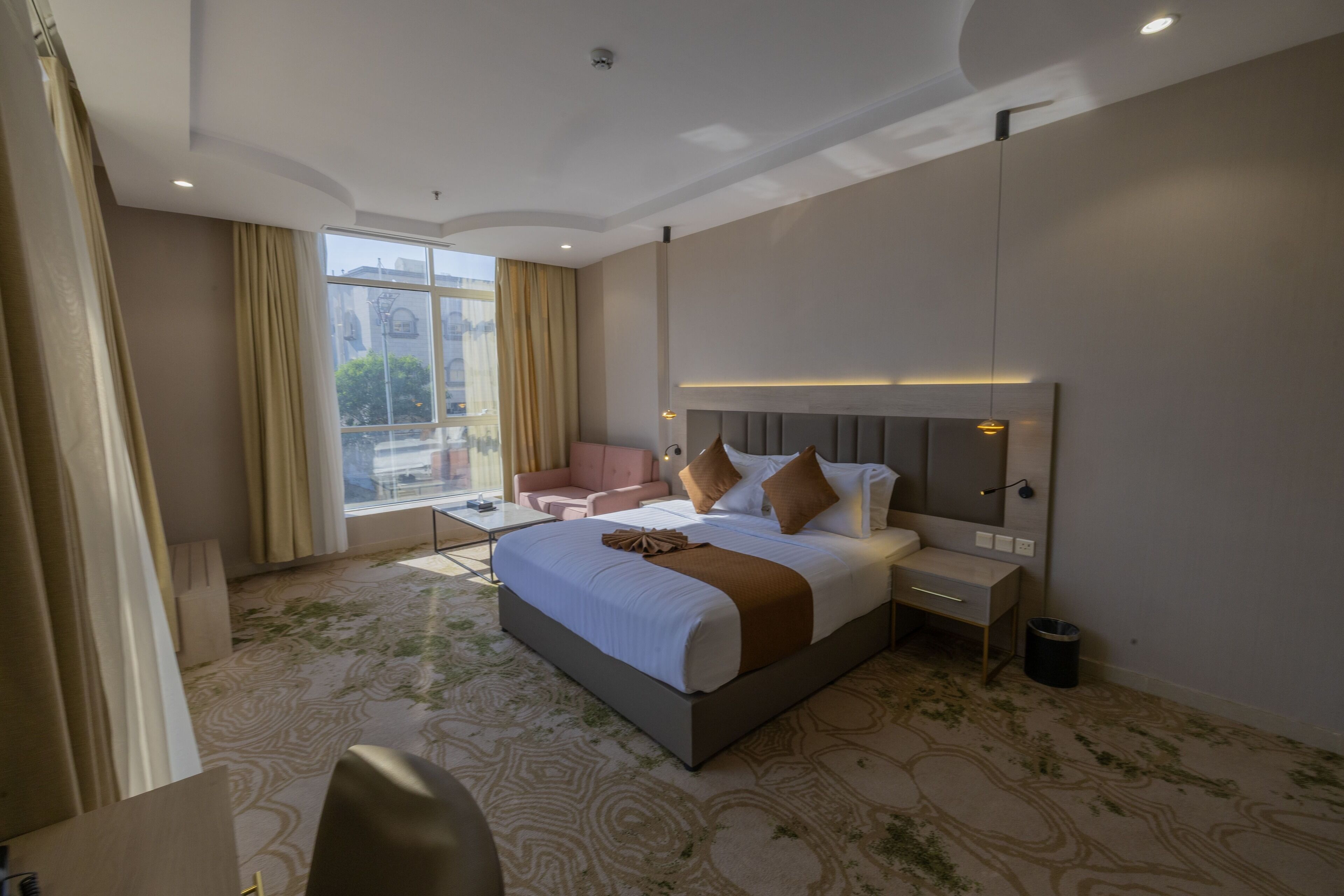 蜜月開放式客房, 1 間臥室, 熱水浴缸, 城市景 | 高級寢具、特厚豪華床墊、房內夾萬、手提電腦工作空間