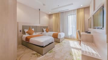 Suite | Een kluis op de kamer, een laptopwerkplek, verduisterende gordijnen