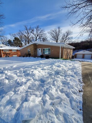 Property grounds - Spacious 5-bedroom house in serene Silver Spring with AC (Silver Spring)