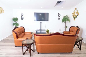 Living area - Spacious 5-bedroom house in serene Silver Spring with AC (Silver Spring)