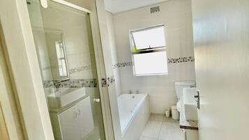 Doppel- oder Zweibettzimmer | Badezimmer | Dusche, Handtücher, Seife, Shampoo