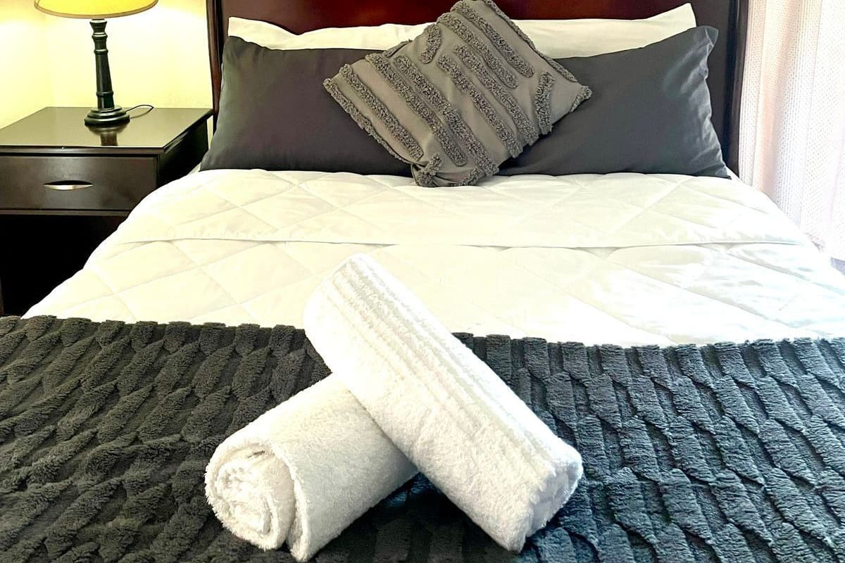 Zimmer | Schreibtisch, laptopgeeigneter Arbeitsplatz, kostenloses WLAN