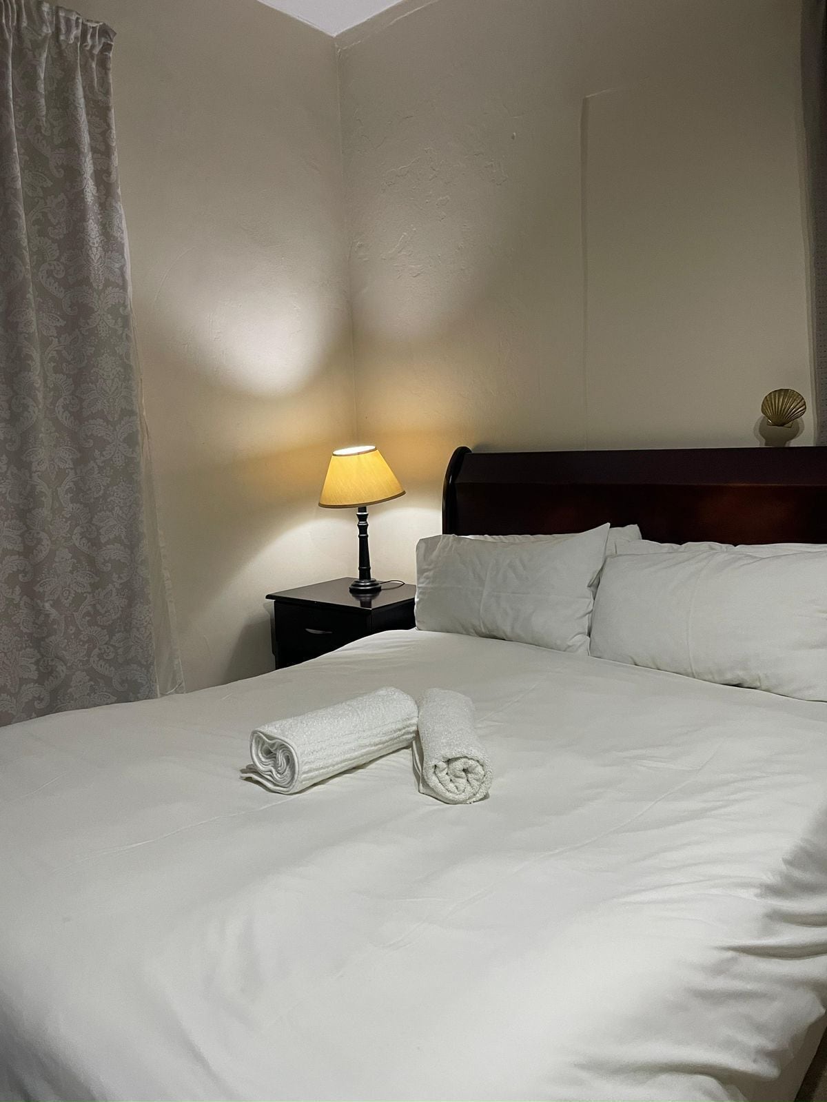 Schreibtisch, laptopgeeigneter Arbeitsplatz, kostenloses WLAN