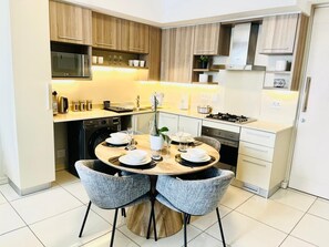 Geladeira, micro-ondas, fogão, cooktop
