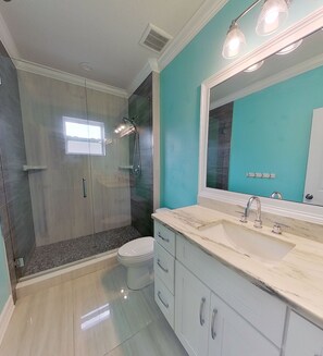 Shower, hair dryer, towels, soap - Spacious 4-bedroom house in cool St. Petersburg with Pool (St. Petersburg)