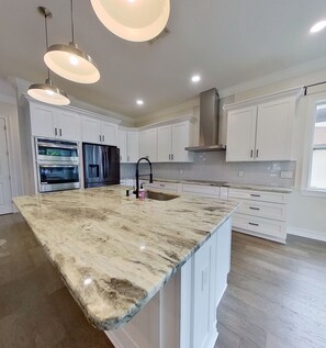 Private kitchen - Spacious 4-bedroom house in cool St. Petersburg with Pool (St. Petersburg)