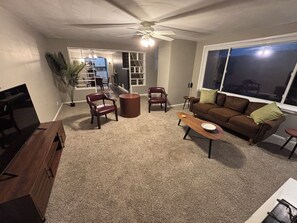 TV - Spacious 5BR Entire Home w/ Private Studio - Sleeps 10 (Pittsburgh)