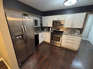 Microwave, oven, stovetop, dishwasher - Spacious 5BR Entire Home w/ Private Studio - Sleeps 10 (Pittsburgh)