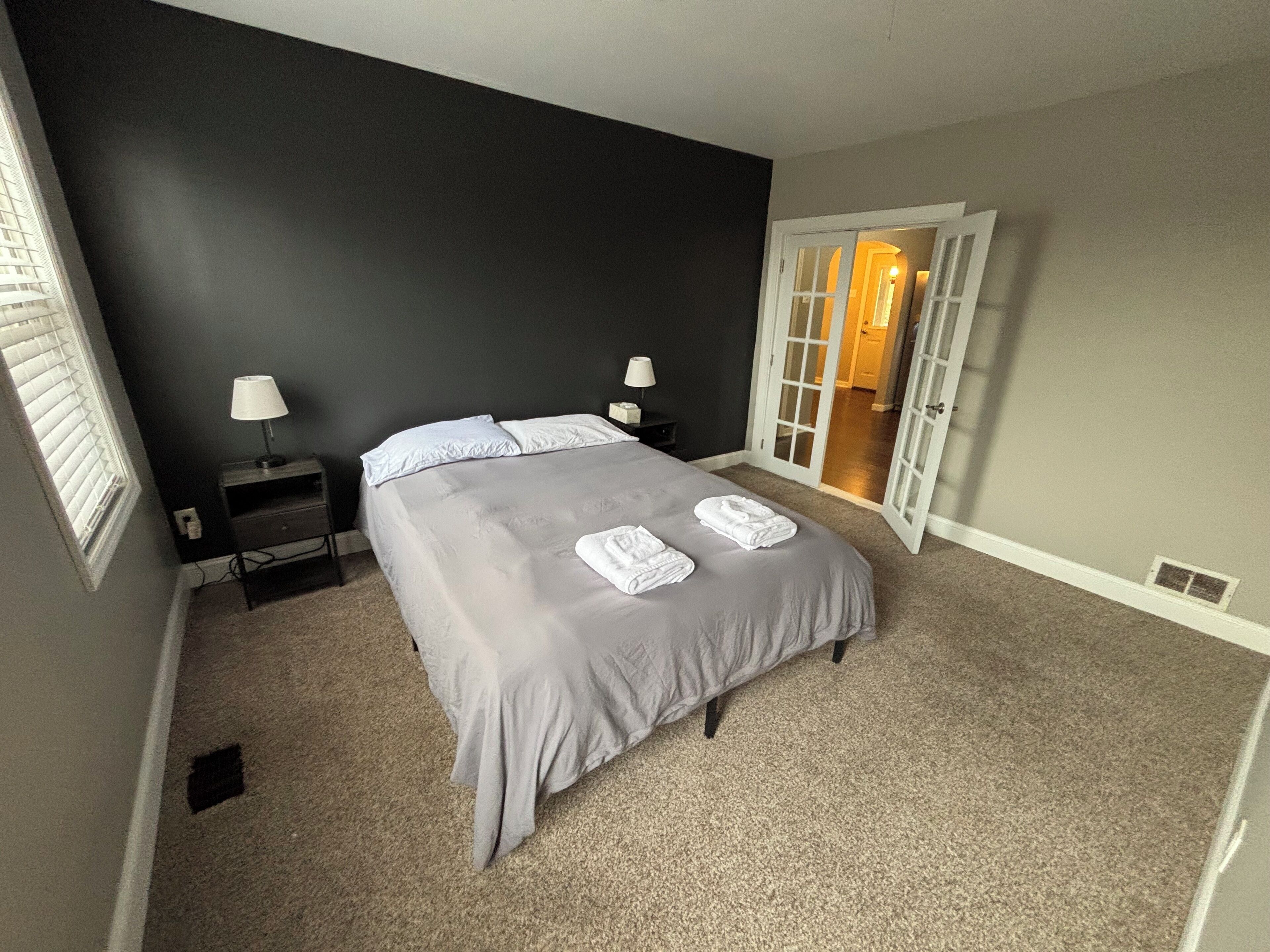 5 bedrooms, iron/ironing board, WiFi, bed sheets