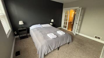 5 bedrooms, iron/ironing board, WiFi, bed sheets