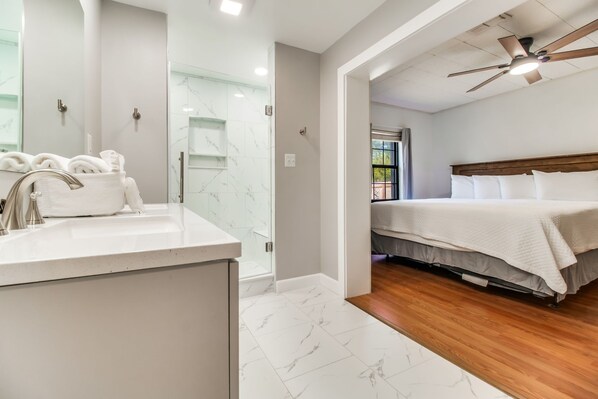 Shower, hair dryer, towels - Lillian Get Away • Pool & Pets • 10 mins to Beach (Pensacola)