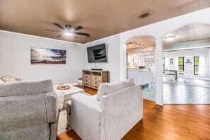 TV - Lillian Get Away • Pool & Pets • 10 mins to Beach (Pensacola)