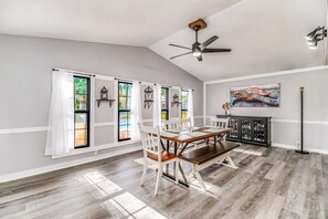 Dining - Lillian Get Away • Pool & Pets • 10 mins to Beach (Pensacola)