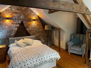 4 bedrooms, iron/ironing board, WiFi, bed sheets - "Ivyholme" Superb Premium House in Central Durham Location (Durham)