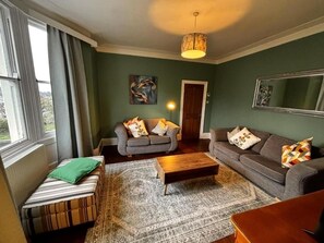 TV, fireplace - "Ivyholme" Superb Premium House in Central Durham Location (Durham)