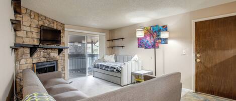 Una televisión, una chimenea