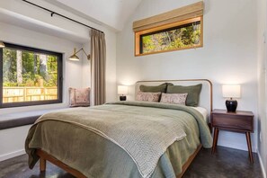 1 bedroom, free WiFi, bed sheets - Fogged Inn Cabin - Ocean View (Ucluelet)