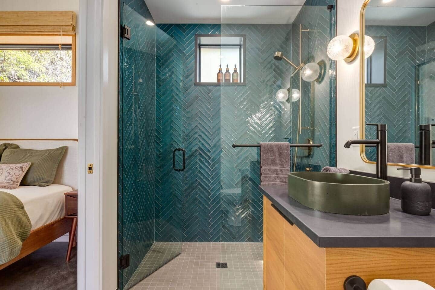 Douche, sèche-cheveux, serviettes fournies, savon