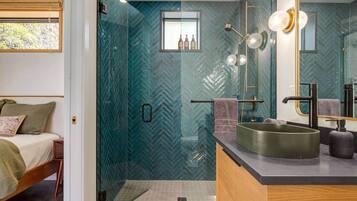 Douche, sèche-cheveux, serviettes fournies, savon