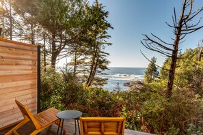Property grounds - Fogged Inn Cabin (Ucluelet)