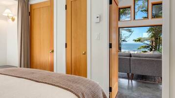 1 bedroom, desk, free WiFi, bed sheets