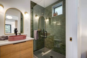 Dusch, hårtork, handdukar och tvål