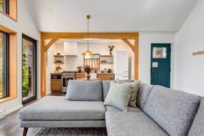 Smart TV, fireplace - Fogged Inn Cove - Ocean View (Ucluelet)