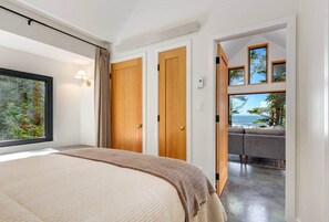 1 bedroom, desk, free WiFi, bed sheets - Fogged Inn Cove - Ocean View (Ucluelet)