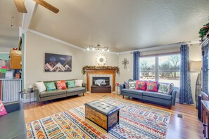 A living room with two sofas, a coffee table, and a fireplace. - Families Welcome! Home w/ Playground in Kingston (Kingston)