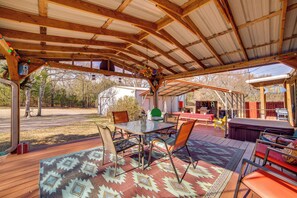 Outdoor dining - Families Welcome! Home w/ Playground in Kingston (Kingston)