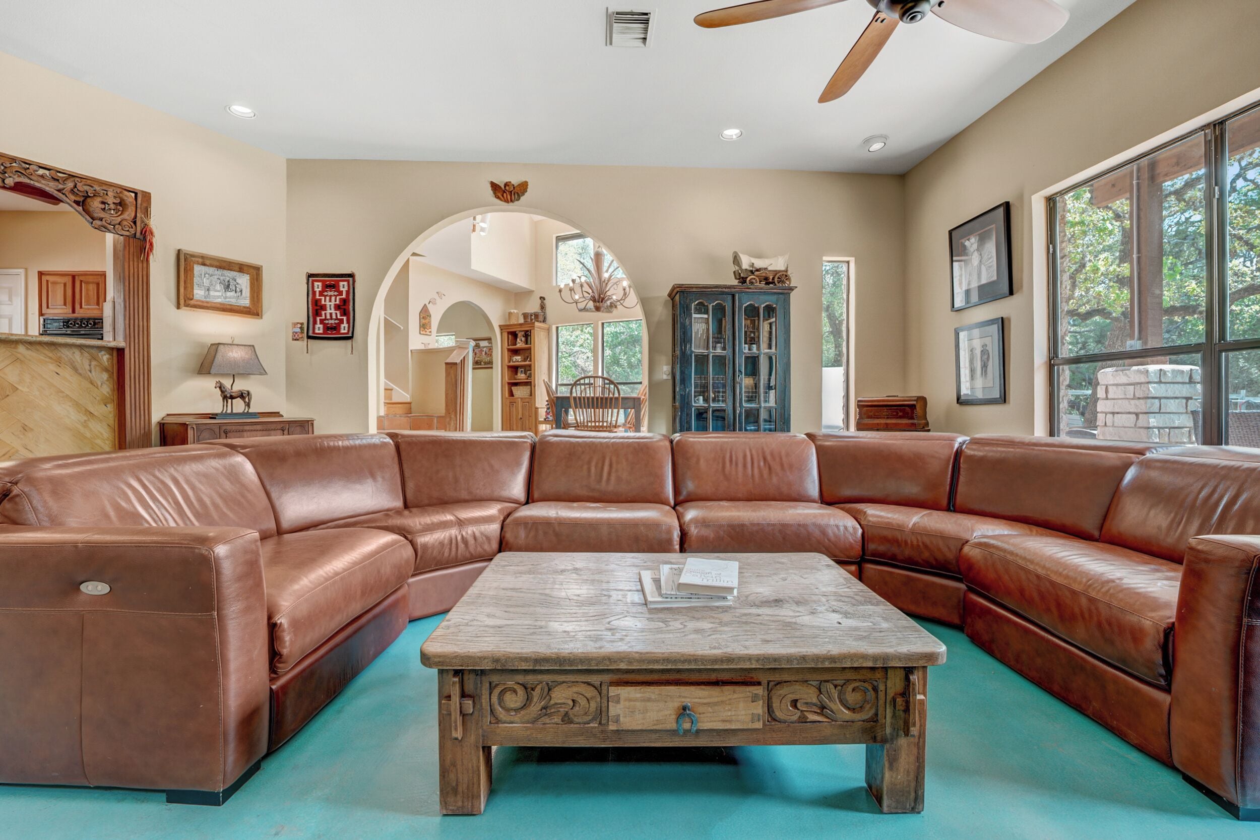 TV connectée, cheminée, jeux vidéo, lecteur de DVD