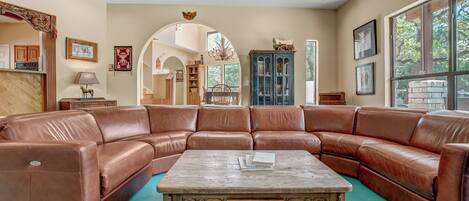 TV connectée, cheminée, jeux vidéo, lecteur de DVD