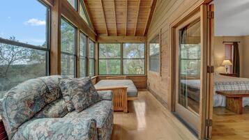 5 bedrooms, desk, iron/ironing board, travel crib