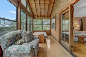 5 soverom, skrivebord, strykejern/-brett og reiseseng for barn