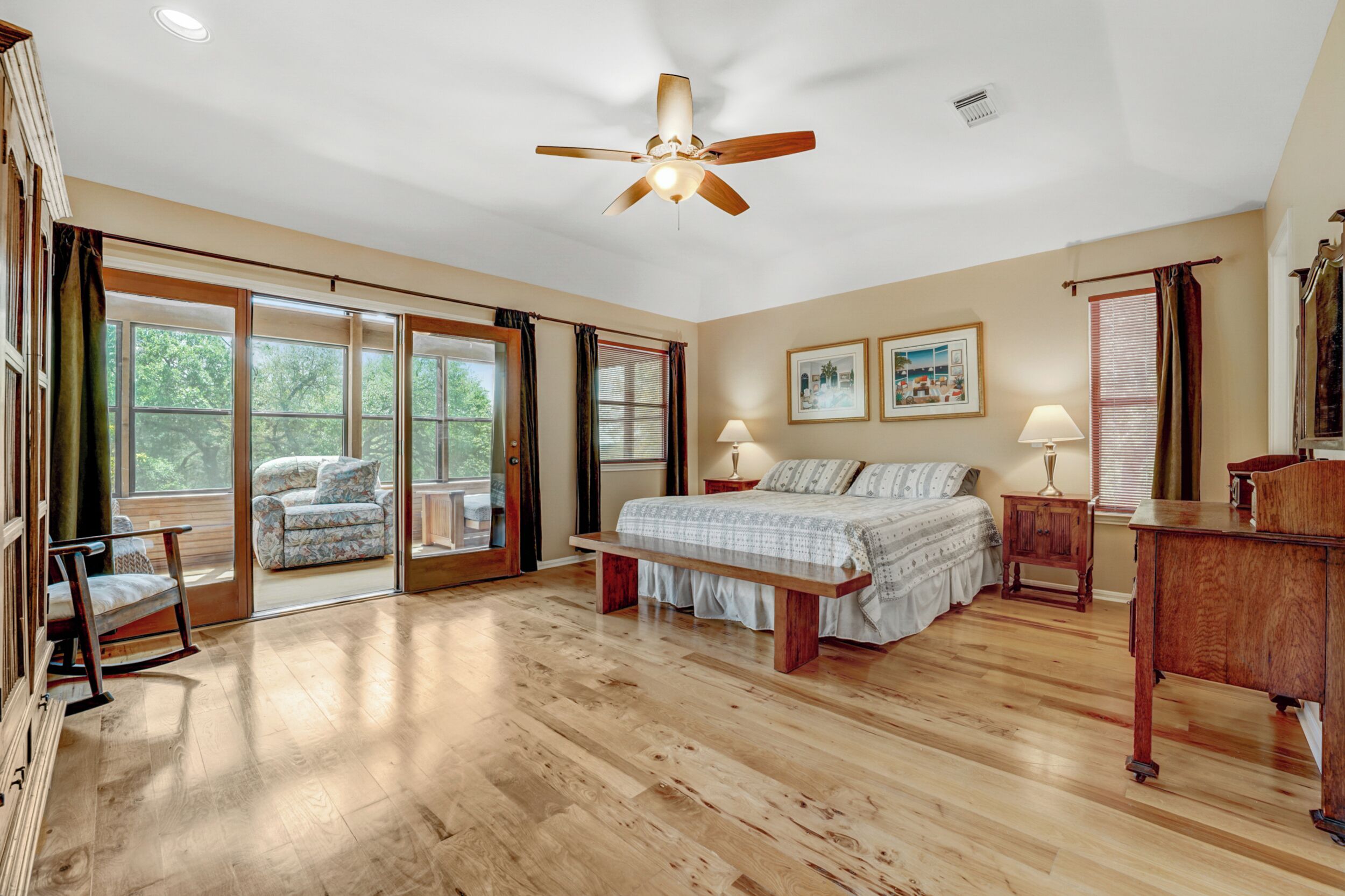 5 chambres, bureau, fer et planche à repasser, lit parapluie