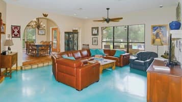 Smart TV, lareira, videogames, DVD player