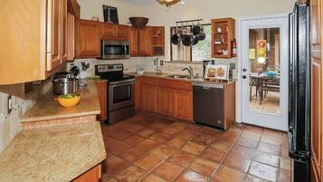 冷蔵庫、電子レンジ、オーブン、コンロ