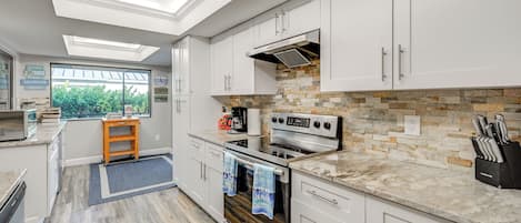 Wasserkocher mit Kaffee-/Teezubehör, Kochgeschirr/Geschirr/Besteck