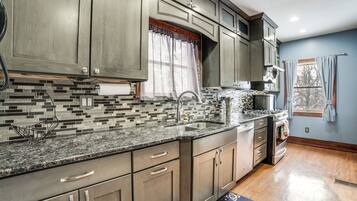 Fridge, microwave, stovetop, dishwasher